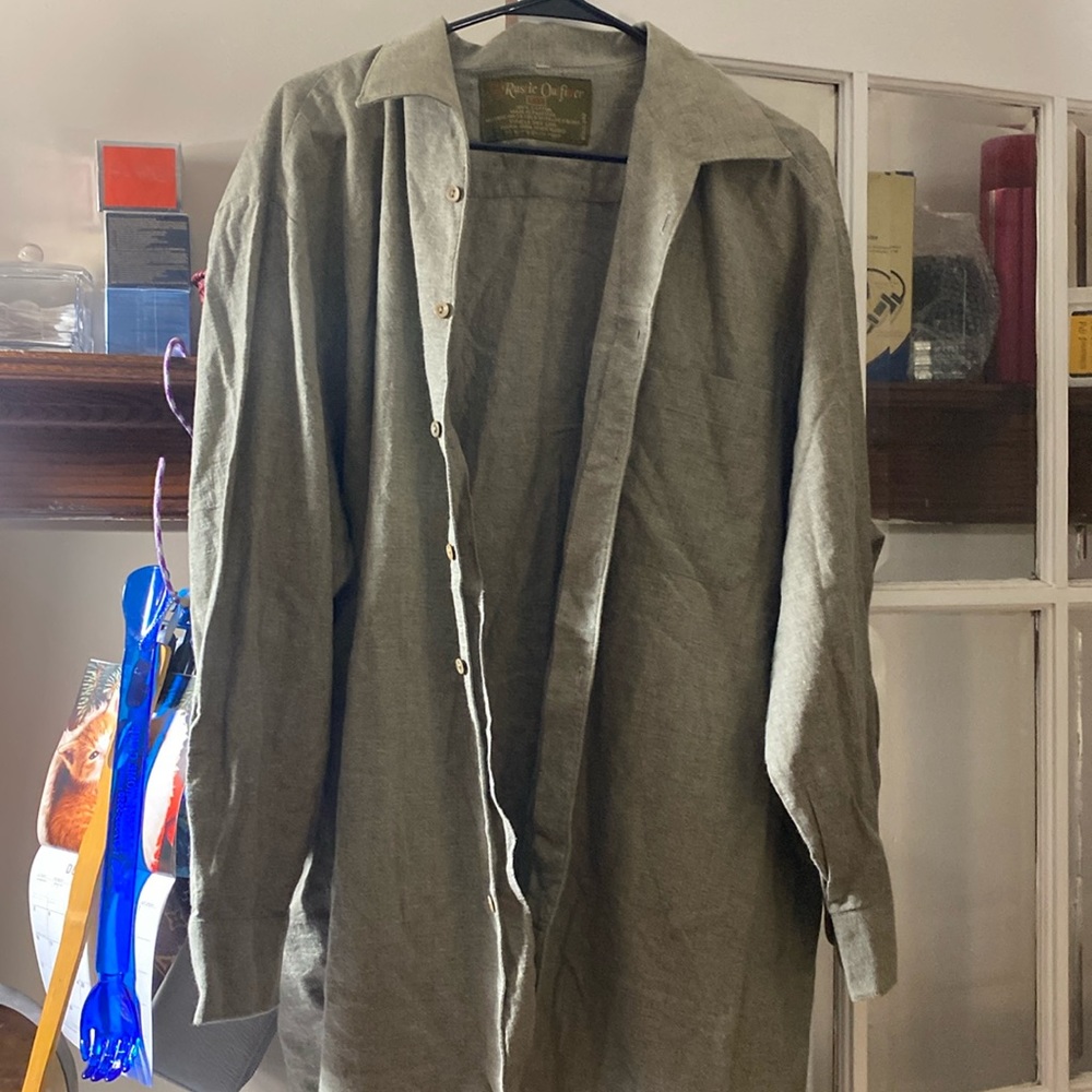An Rustic Outfitter button up long sleeve